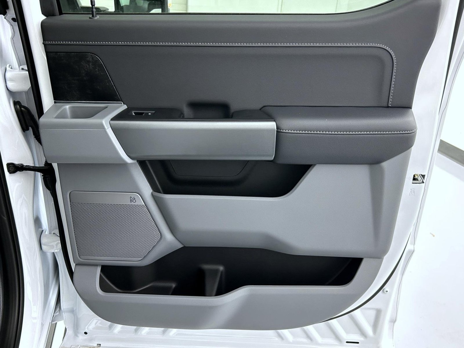 New 2027 Oxford White Ford XLT image 17