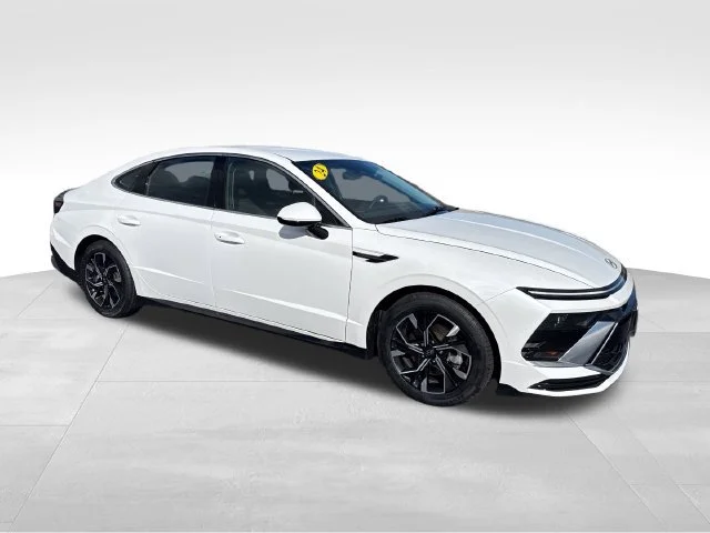 Used 2024 White Hyundai SEL image 9