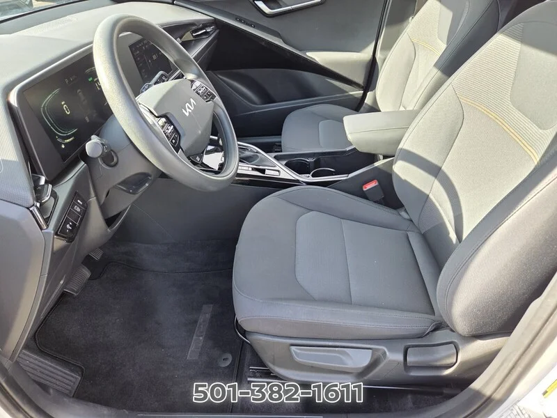 Used 2025 Snow White Pearl KIA LX FWD image 9