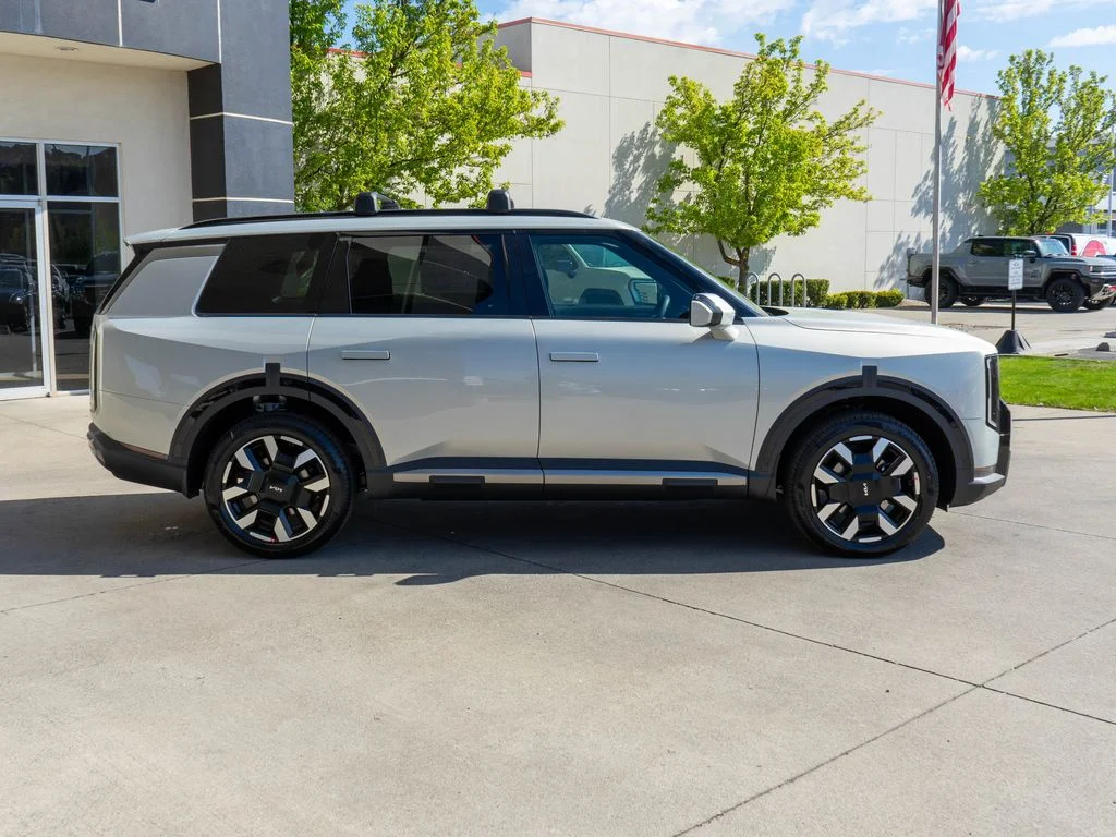 New 2027 Ivory Silver Kia S image 8