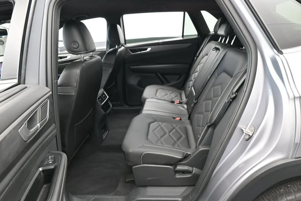 Used 2024 Gray Volkswagen 2.0T SE w/Technology image 27