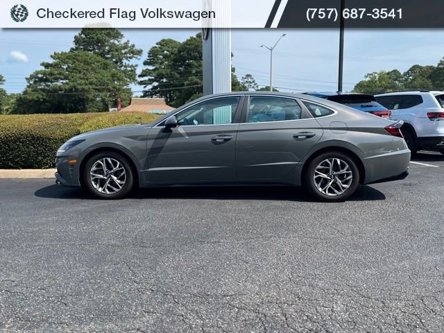 Used 2023 Hampton Gray Hyundai SEL image 4