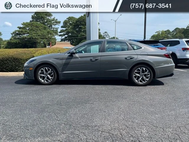 Used 2023 Hampton Gray Hyundai SEL image 4