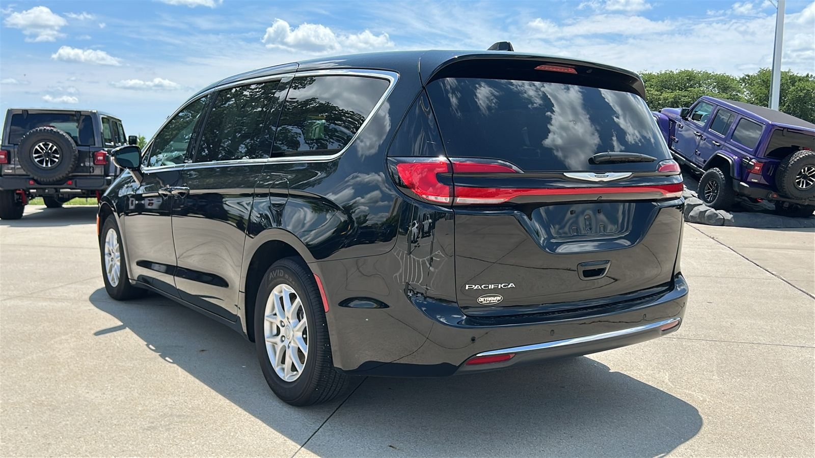 Used 2025 Black Chrysler Select image 6