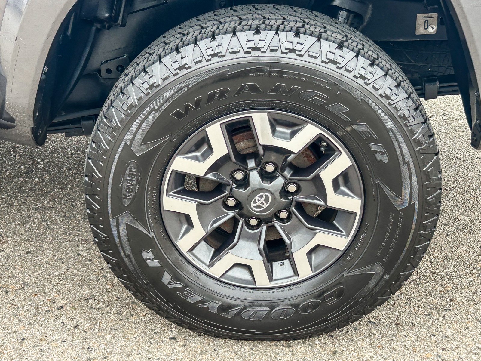 Used 2018 MAGNETIC GRAY MET TOYOTA TRUCK SR5 image 11