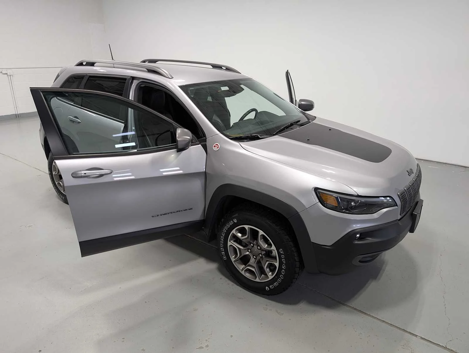 Used 2021 Billet Silver Metallic Clearcoat Jeep Trailhawk image 16
