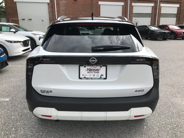 New 2027 Aspen White Tricoat/Super Black Nissan SR image 6