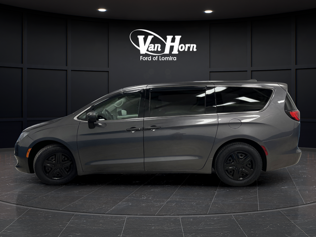 Used 2018 Granite Crystal Metallic Clearcoat Chrysler L image 10