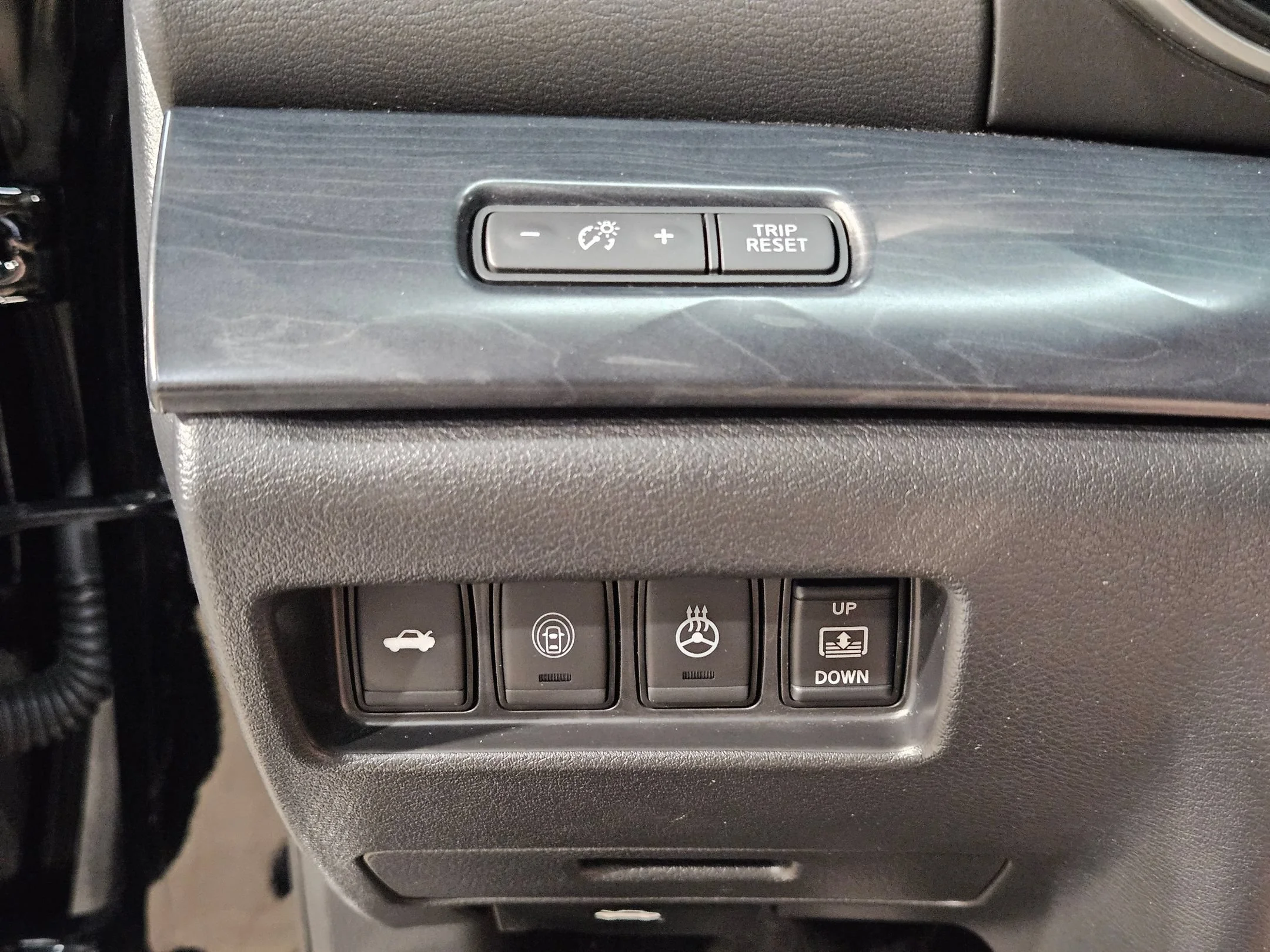 Used 2020 Super Black Nissan Platinum image 25
