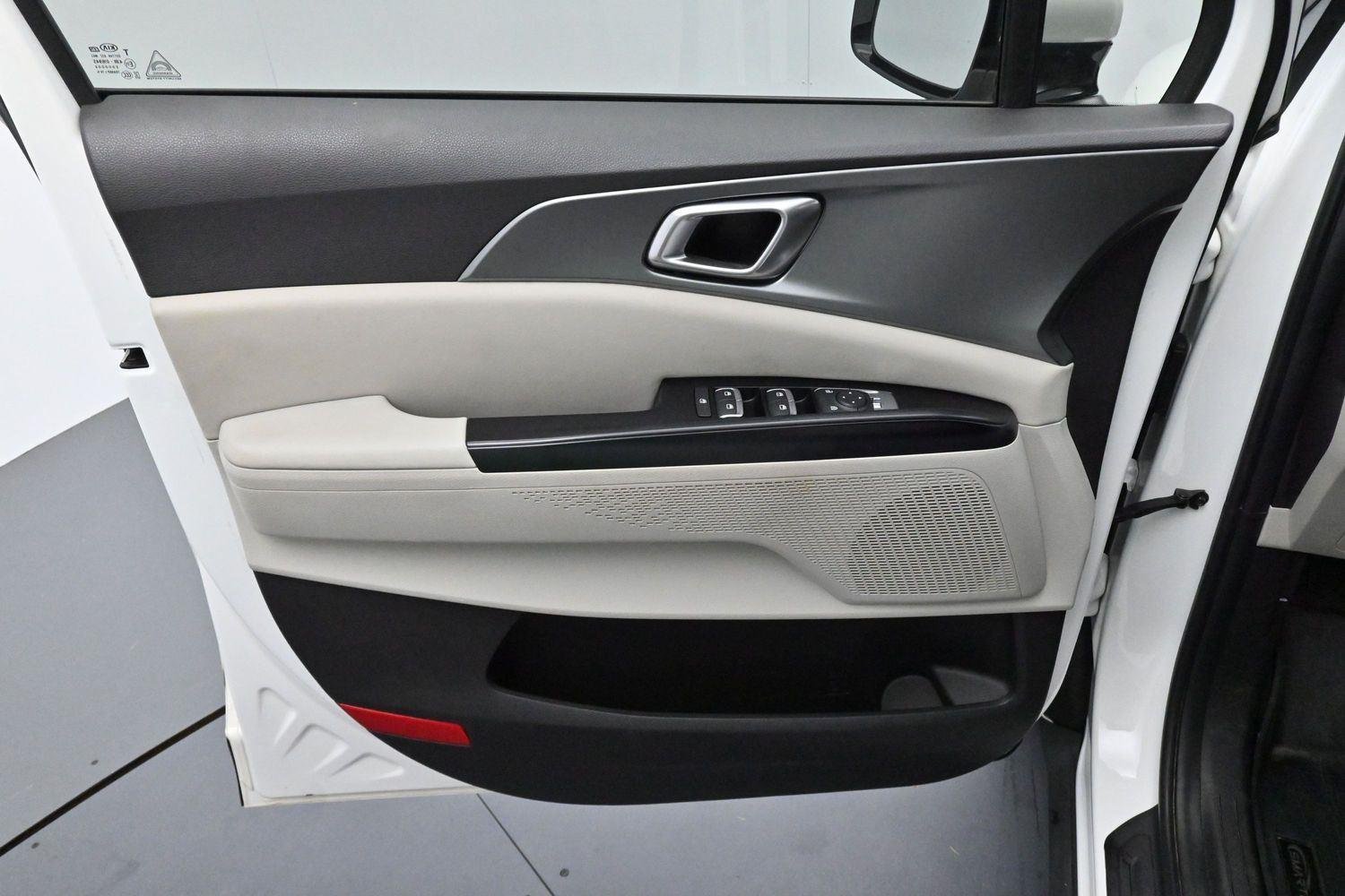Used 2022 Snow White Pearl Kia LXS image 10
