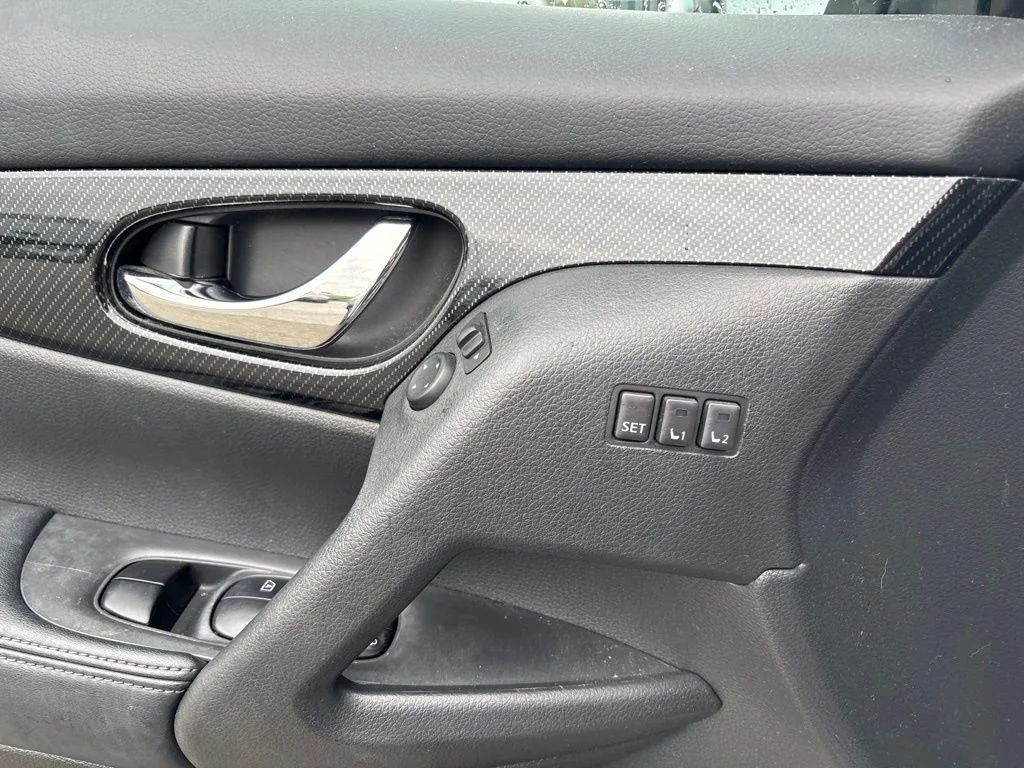 Used 2017 Silver Nissan SL image 24