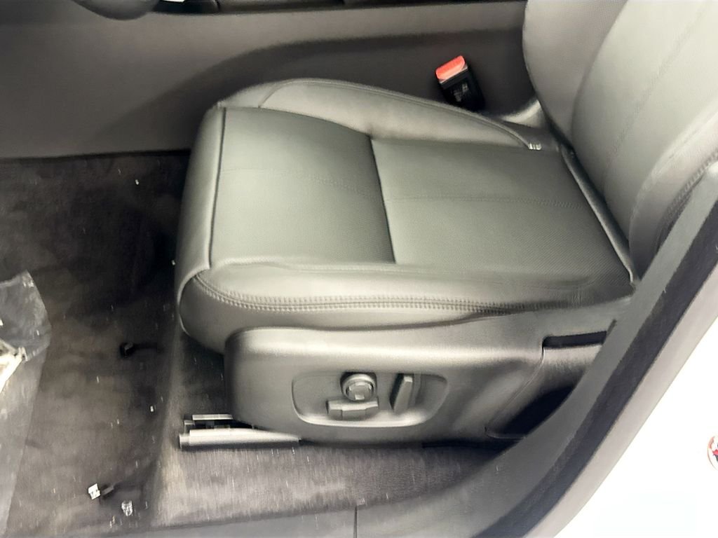 New 2026 Fuji White Land Rover Dynamic SE image 19