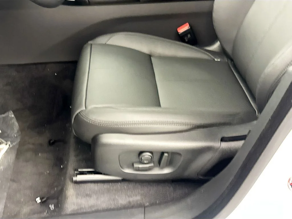 New 2026 Fuji White Land Rover Dynamic SE image 19