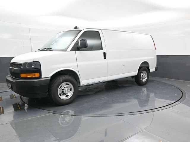 New 2025 Summit White Chevrolet WT image 3