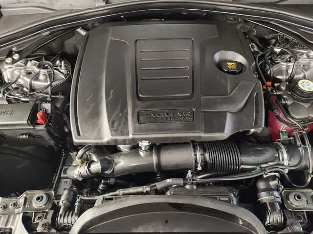 New 2026 Eiger Grey Metallic Jaguar R-Dynamic S image 54