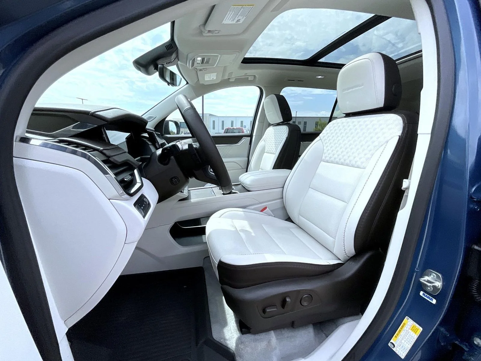 Used 2024 Blue GMC Denali image 10