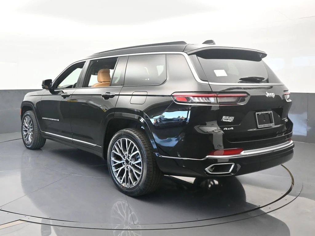 New 2025 Diamond Black Crystal Pearl-Coat Exterior Paint Jeep Summit image 4