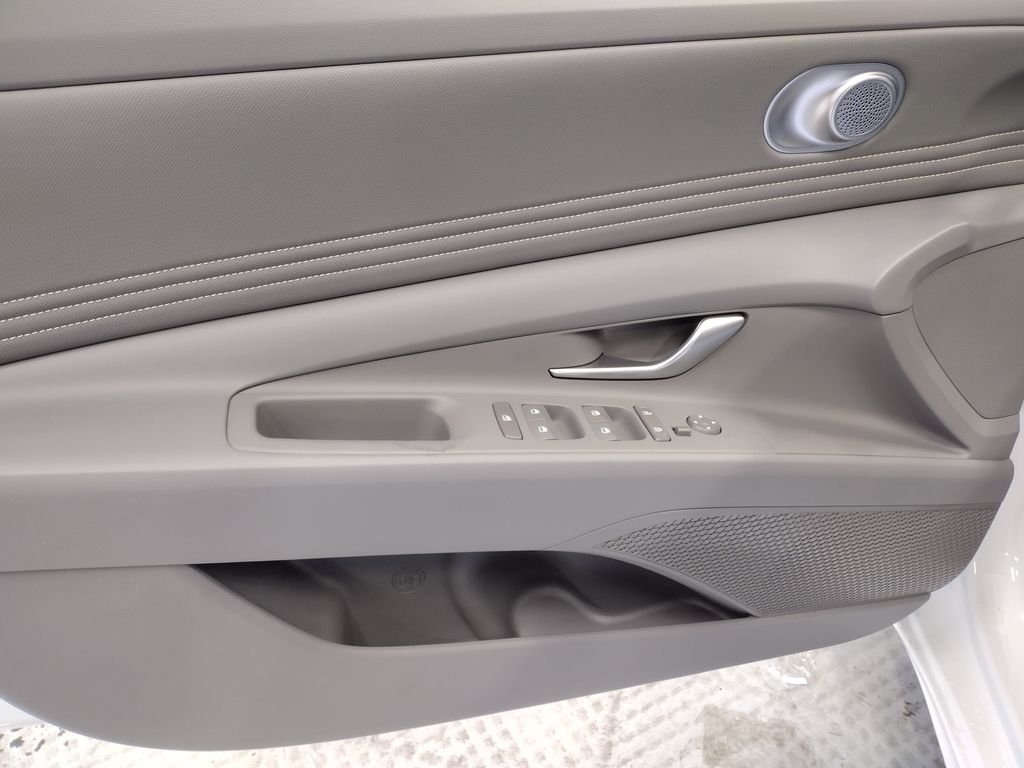 Used 2026 White Hyundai SEL Sport image 15