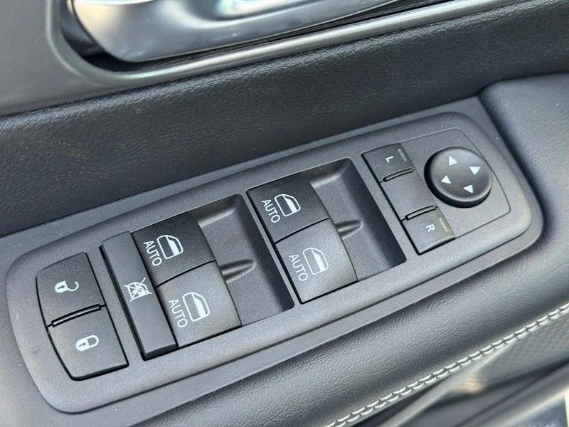 2026 Chrysler Pacifica Select - Photo 10