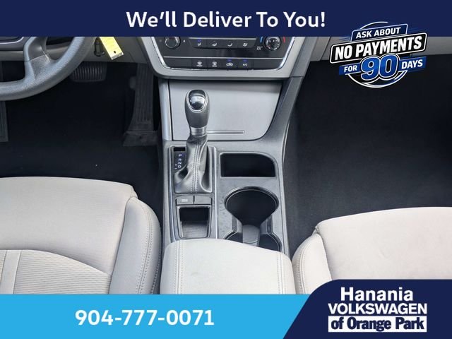 Used 2016 White Hyundai SE image 18