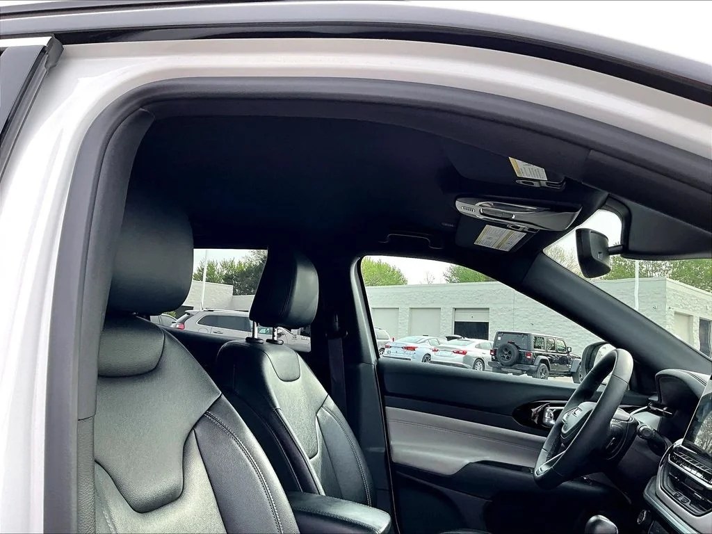 Used 2025 White Jeep Limited image 23