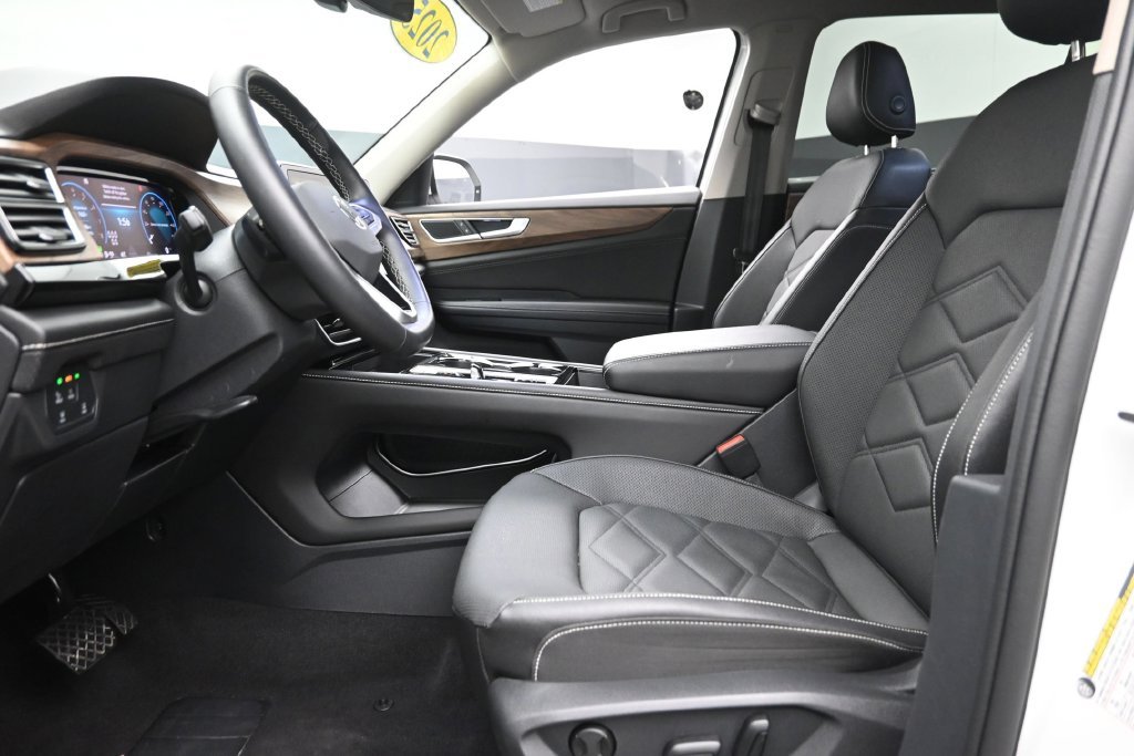 Used 2025 White Volkswagen 2.0T SE w/Technology image 17
