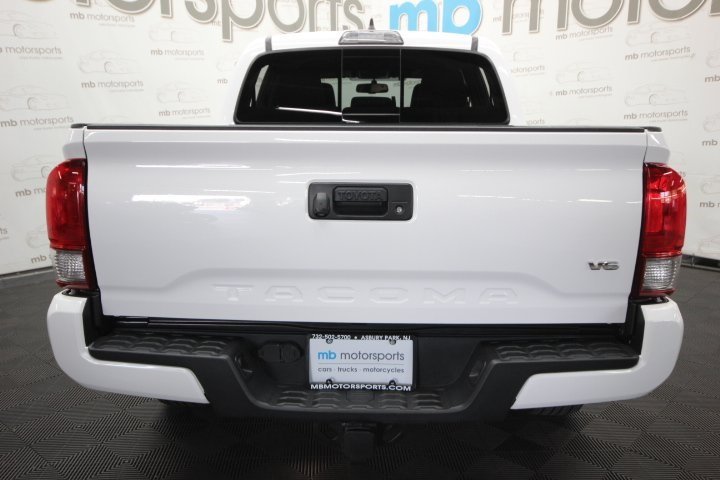 2017 Toyota Tacoma TRD Sport photo 4