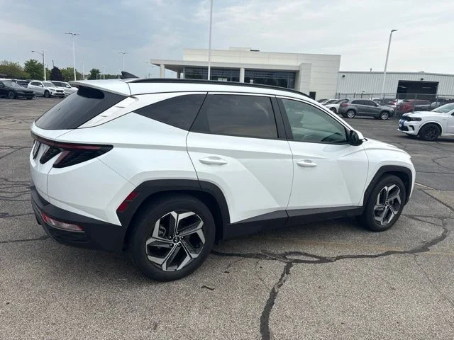 Used 2022 White Hyundai SEL image 4