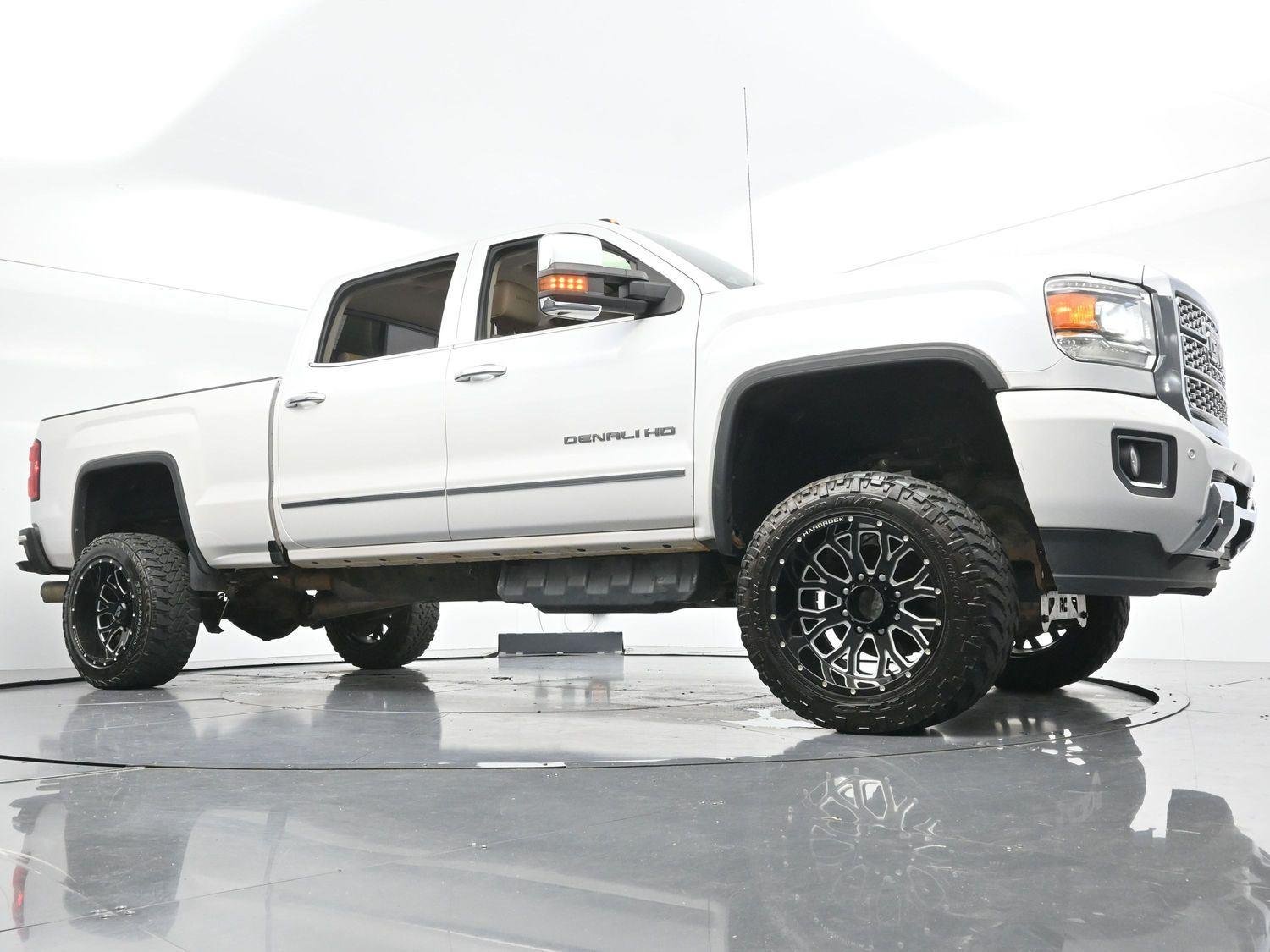 Used 2019 White Frost Tricoat GMC Denali image 44