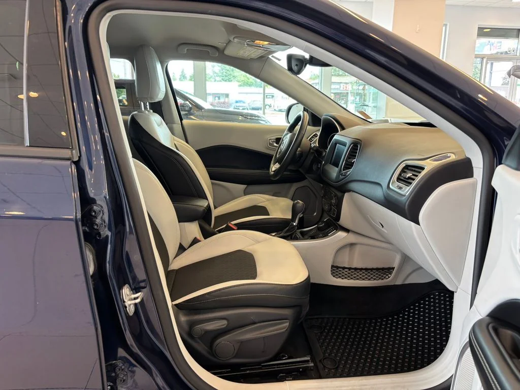 Used 2018 Blue Jeep Latitude image 23