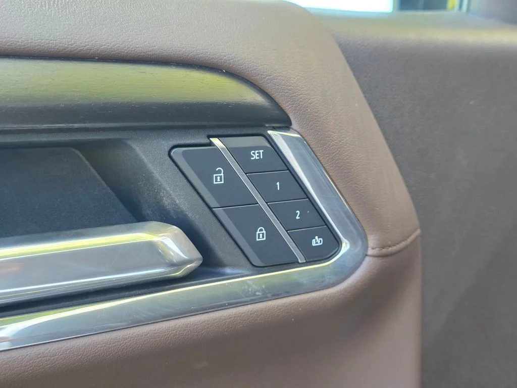 Used 2025 White Frost Tricoat GMC Denali image 19
