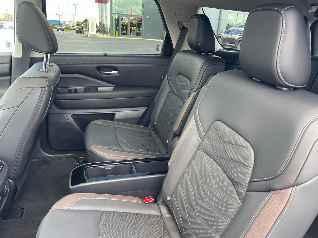 Used 2025 White Nissan Platinum image 14