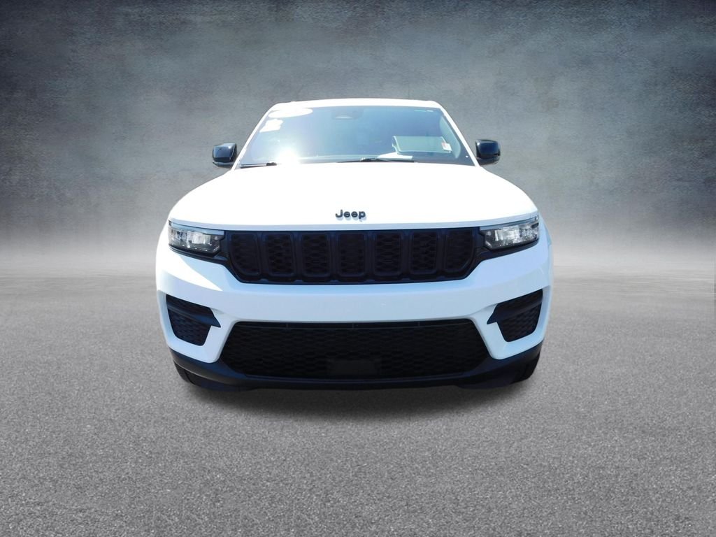 Used 2024 White Jeep Altitude image 8