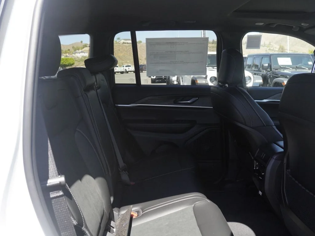 New 2026 Bright White Clear-Coat Exterior Paint Jeep Laredo Altitude image 22