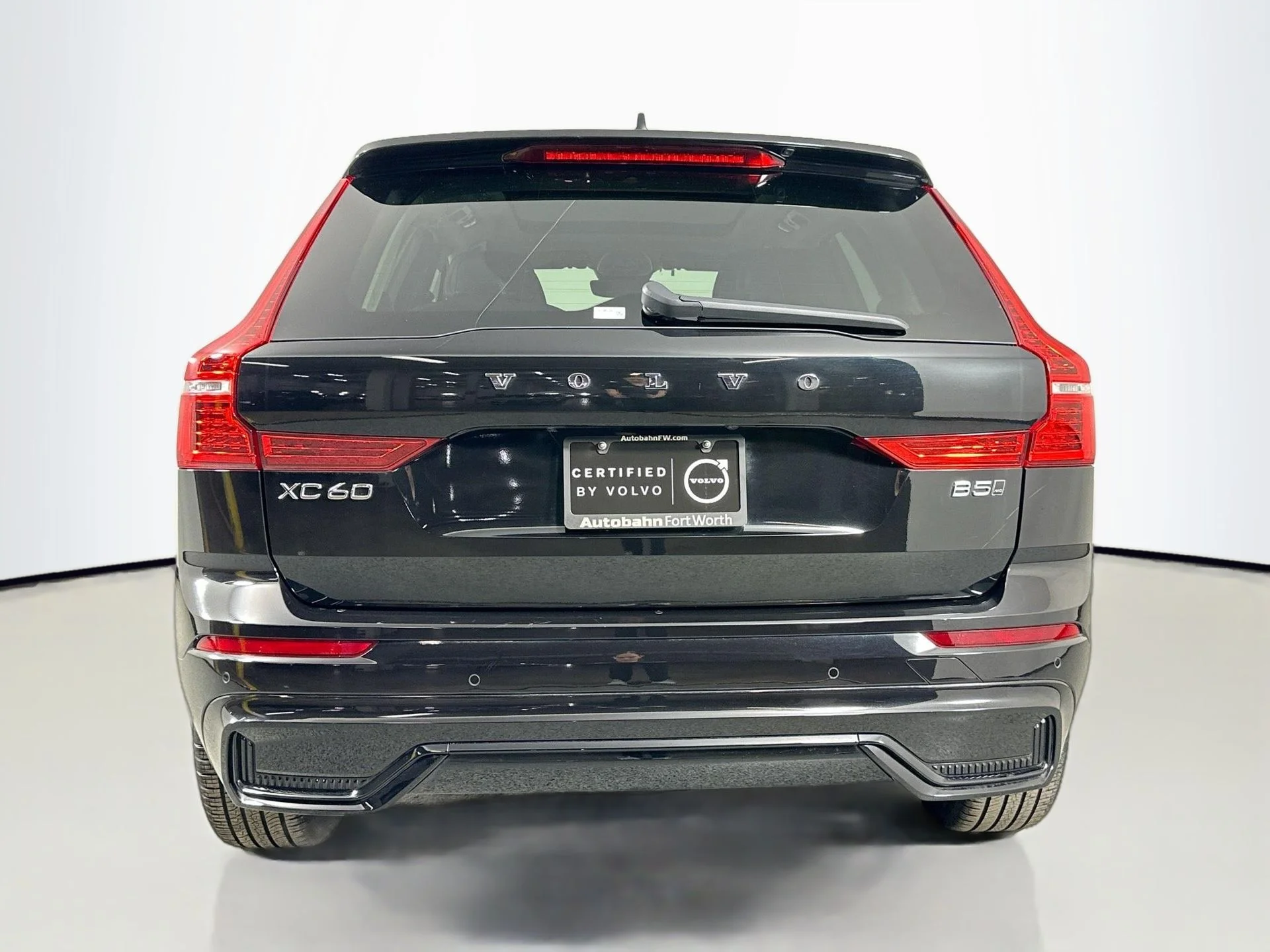 Used 2025 Onyx Black Volvo Core image 7