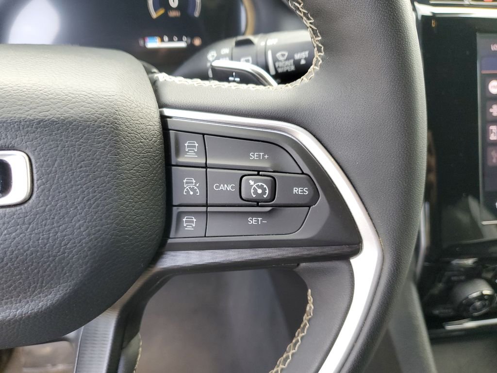 Used 2023 Silver Jeep Altitude image 28