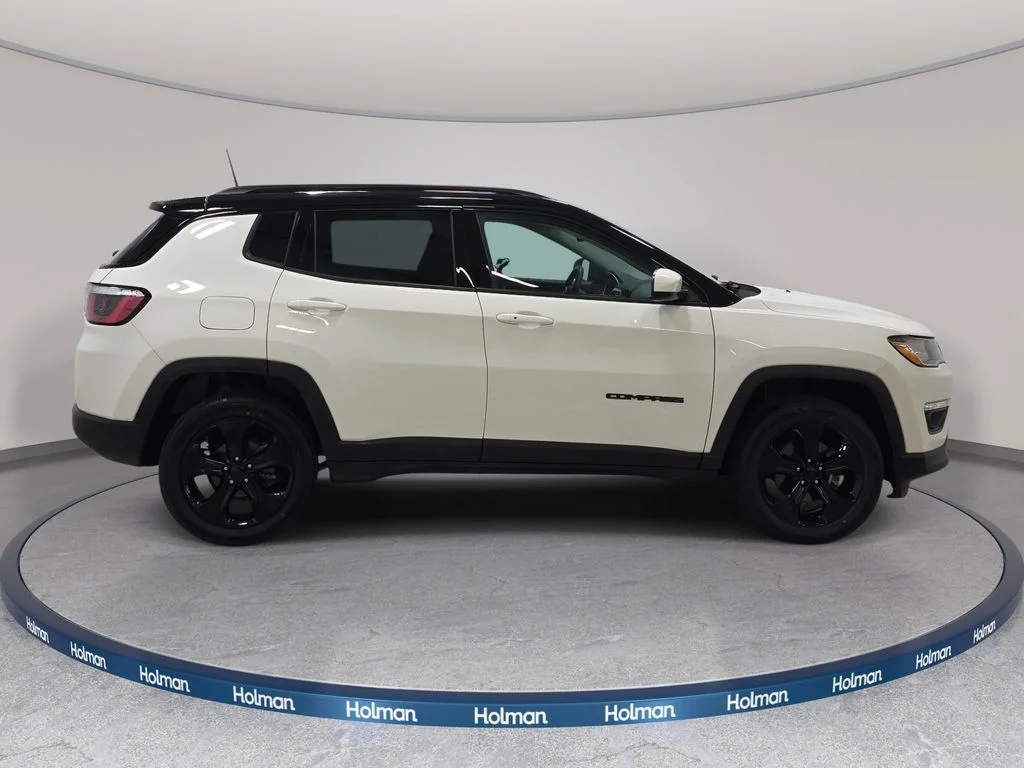 Used 2019 White Clearcoat Jeep Latitude image 5
