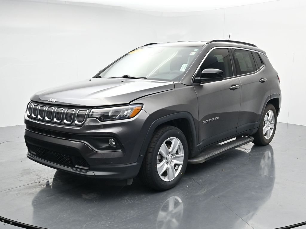 Used 2022 Gray Jeep Latitude image 4