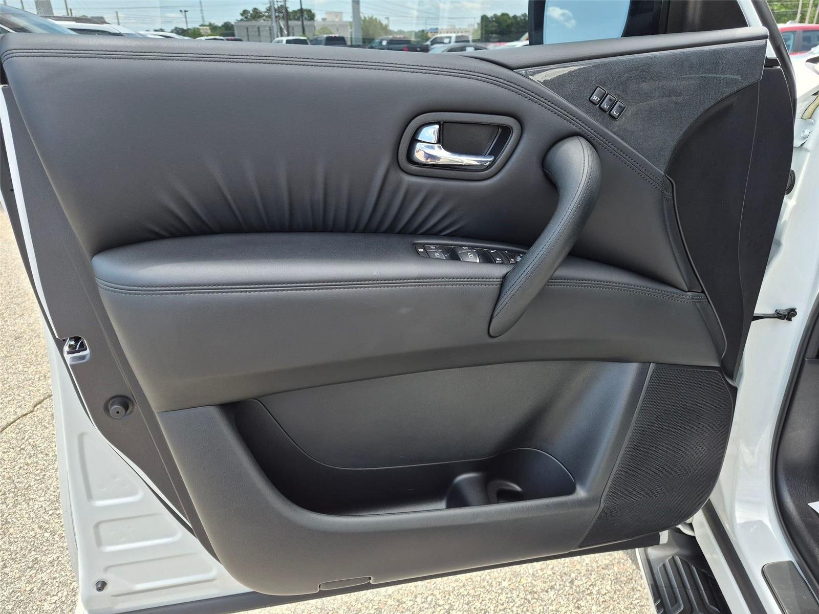 Used 2024 Aspen White Tricoat Nissan SL image 11