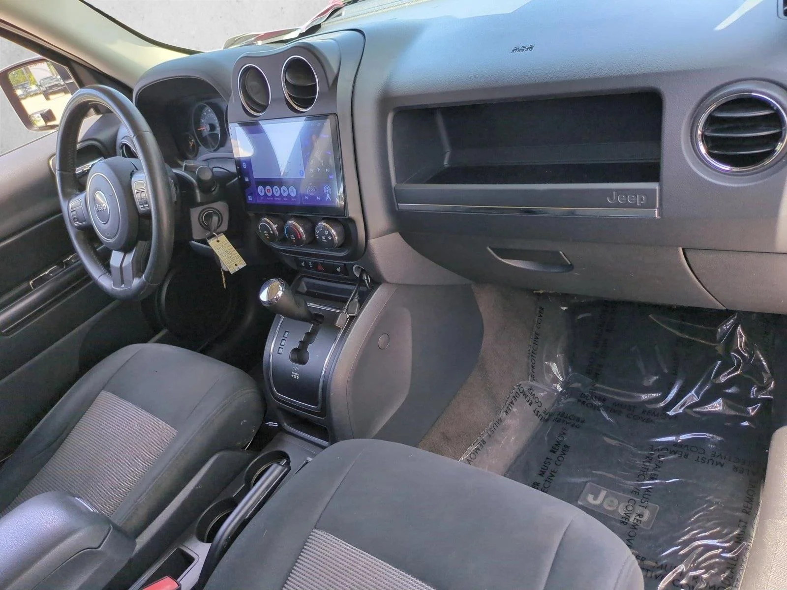 Used 2014 True Blue Pearlcoat Jeep Latitude image 19
