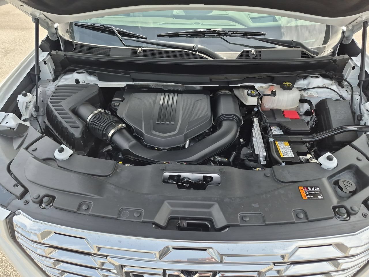 Used 2025 White Frost Tricoat GMC Denali image 28
