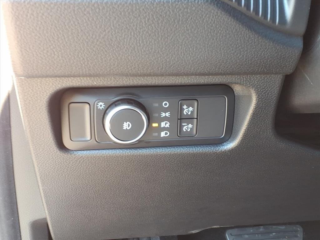 New 2025 Oxford White Ford XLT image 6