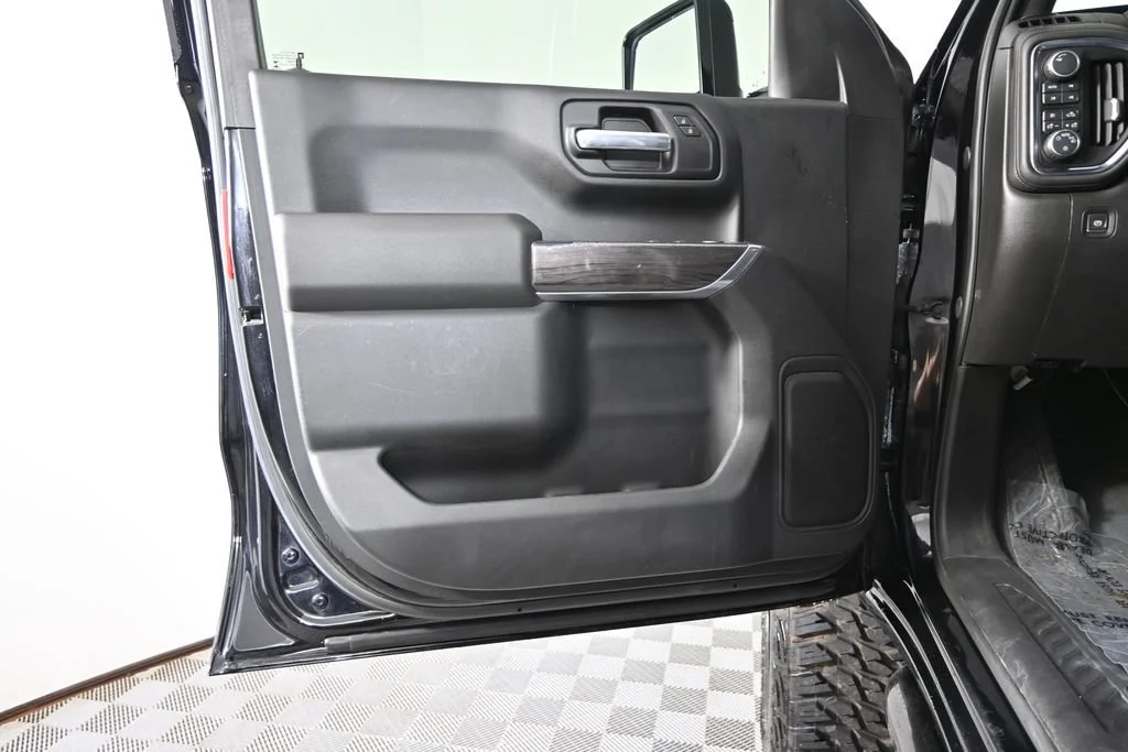 Used 2019 BLACK Chevrolet Custom Trail Boss image 18