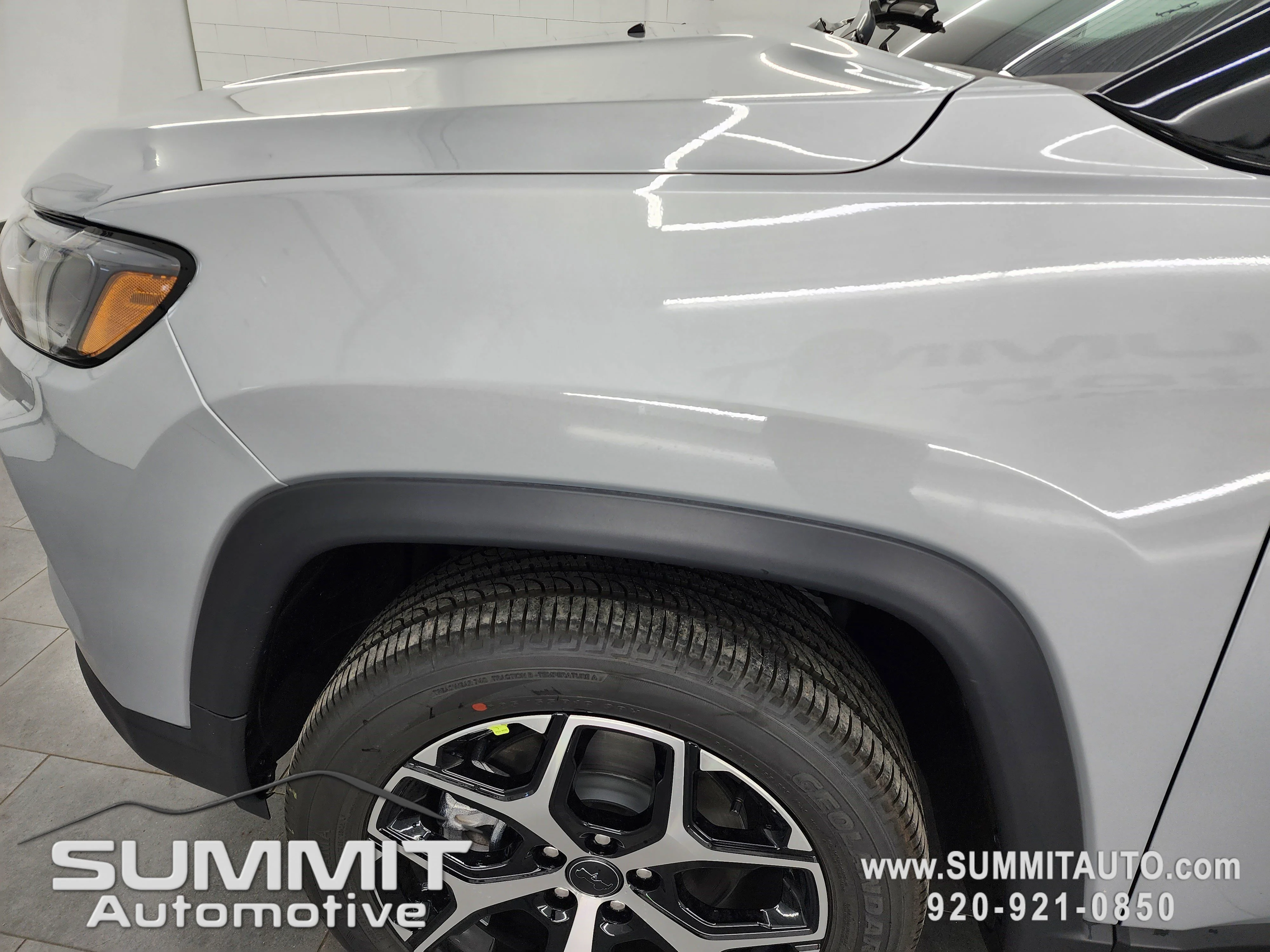 New 2026 Silver Zynith Metallic Clear-Coat Exterior Paint Jeep Limited image 32