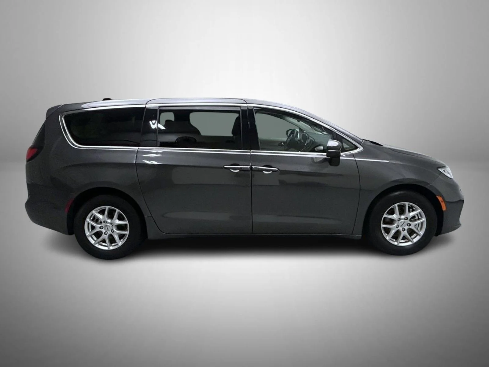 Used 2023 Gray Chrysler Touring L image 4