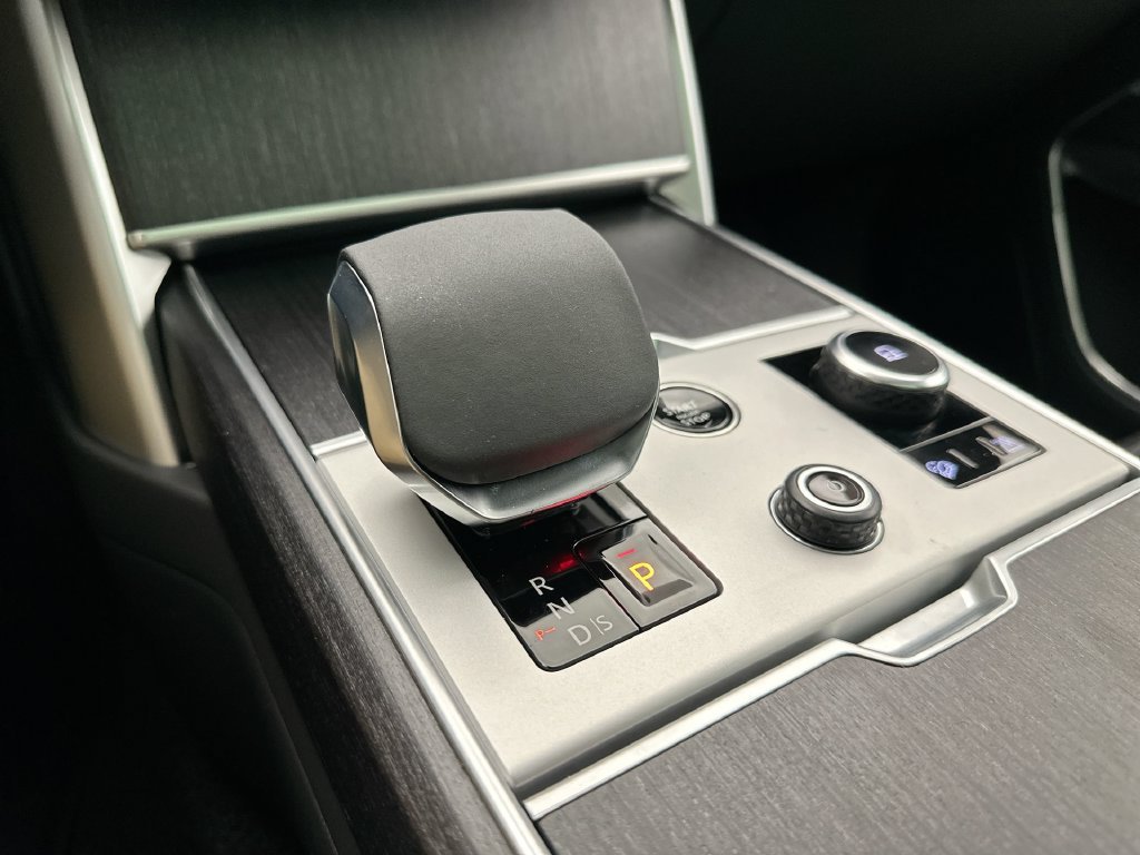 New 2027 Fuji White Land Rover SE image 12