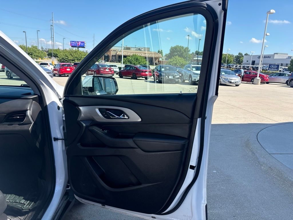 Used 2018 Iridescent Pearl Tricoat Chevrolet LT Cloth w/1LT image 23