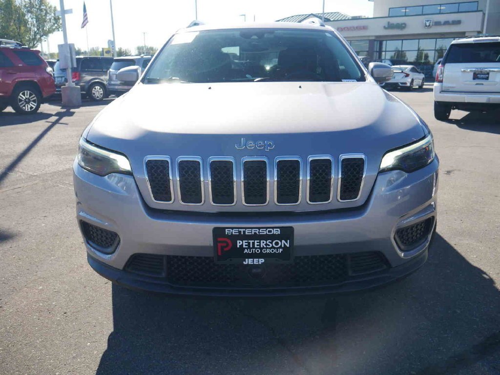 Used 2021 Silver Jeep Latitude image 3