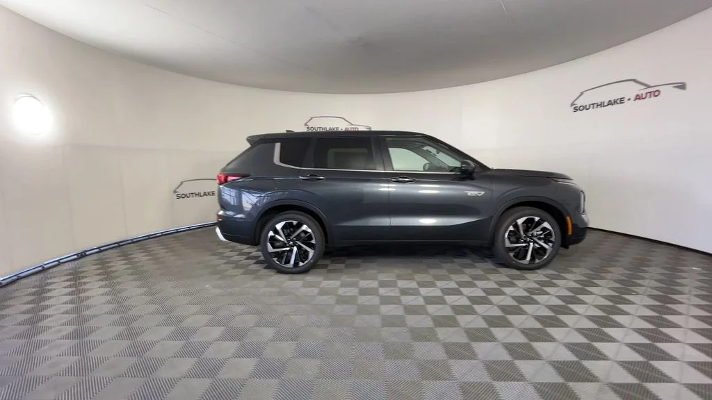 2025 Mitsubishi Outlander Plug-in Hybrid SE - Photo 10