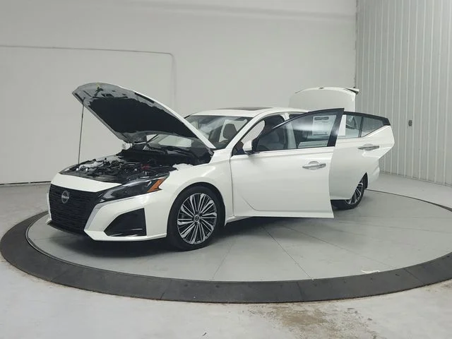 Used 2024 White Nissan 2.5 SL image 12